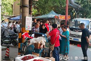 疯狂要点球！塔吉克头球顶到刘洋脸上，塔吉克球员疯狂示意是手球